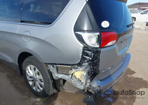 2017 Chrysler Pacifica Touring-L z USA, uszkodzony, nr VIN 2C4RC1BG5HR613473